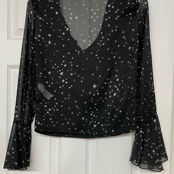 Nasty Gal Star Print Black Sheer Wrap Shirt Ruffle Front Bell Sleeves Sz 4 - Picture 8 of 8